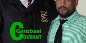 Chisto Veldsman (rugby o/15) ontvang sy toekenning van mnr G Verhoog.