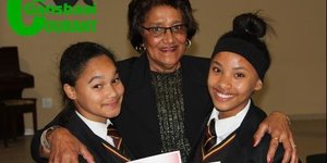 â€˜n Spesiale oomblik tussen afrigter, Julia Wilson en twee o/15 netbalspelers â€“ Mellison Booysen en Megan Pieterse.