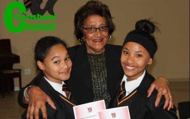 â€˜n Spesiale oomblik tussen afrigter, Julia Wilson en twee o/15 netbalspelers â€“ Mellison Booysen en Megan Pieterse.