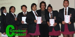 Die o/16 netbalspan van links:  Whitney Janson, Chaverm Booysen, Nazli Ellis, Faren Hendricks, Julia Wilson (afrigter), Kaylin Plaatjies en Chelaine Dickson.