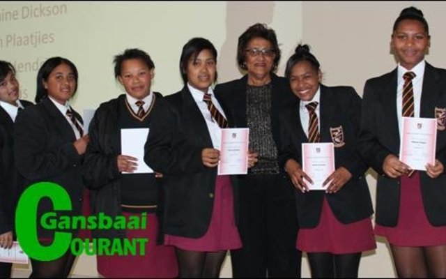 Die o/16 netbalspan van links:  Whitney Janson, Chaverm Booysen, Nazli Ellis, Faren Hendricks, Julia Wilson (afrigter), Kaylin Plaatjies en Chelaine Dickson.