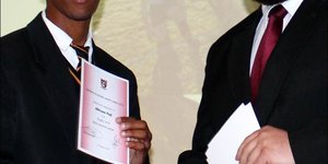 Mnr G van Eck oorhandig Chrizano Puff, â€˜n o/16-speler se sertifikaat aan hom tydens die gala-aand.