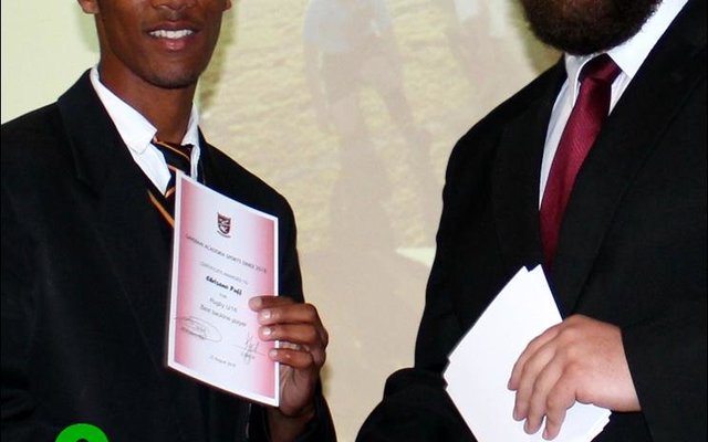 Mnr G van Eck oorhandig Chrizano Puff, â€˜n o/16-speler se sertifikaat aan hom tydens die gala-aand.