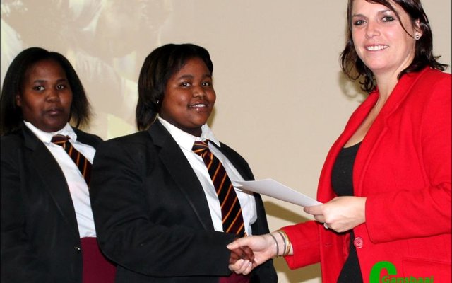 Gansbaai Academia spog met â€˜n dogters-rugbyspan.  Rialet Groenewald (regs) oorhandig sertifikate aan  Nolonwabo  Gontyelwni en Chantelle Hendricks.
