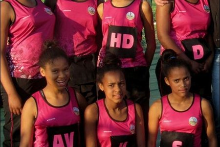 Die o/13 netbalspan van Gansbaai PrimÃªr met hul spoggerige nuwe netbaluitrusting.