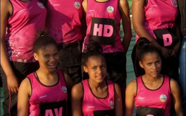 Die o/13 netbalspan van Gansbaai PrimÃªr met hul spoggerige nuwe netbaluitrusting.