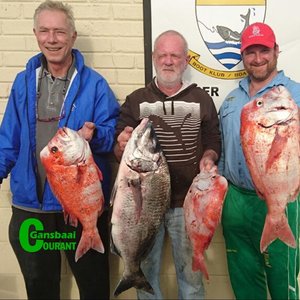 Bryan Fitchat (middel) het 'n witsteenbras van 8.58 kg  uitgetrek.