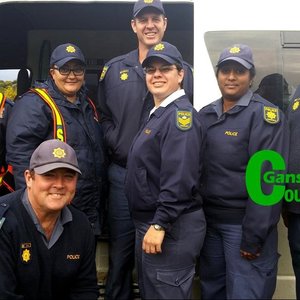 Die misdaadvoorkomingspan is voor: Sers Basson. Agter vlnr: Kapt Africa, Konst Sauls, Sers Groenewald, Sers Visser, Konst Naidoo en AO le Roux.