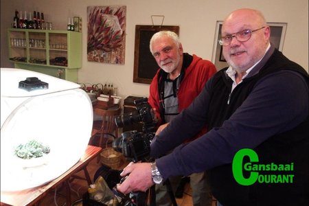 Robert Johnson (links) en voorsitter Riaan Jacobs is hier besig om die kameraâ€™s op te stel vir praktiese oefening deur klublede.