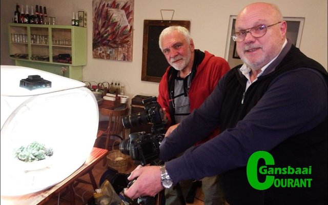 Robert Johnson (links) en voorsitter Riaan Jacobs is hier besig om die kameraâ€™s op te stel vir praktiese oefening deur klublede.