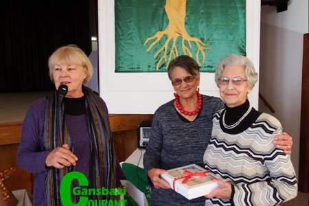 Trudie du Plooy (regs) ontvang haar geluktrekkingsprys tydens die enkellopendes se byeenkoms van Alta van der Westhuizen, met Francia van Dyk by hulle.