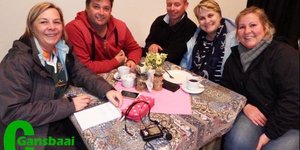 Gesellig om die koffietafel. Vlnr Marzaan Middleton, Benito Groenewald, Wayne Middleton, Stephanie Groenewald en SharÃ© Hobkirk.