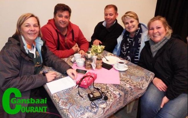 Gesellig om die koffietafel. Vlnr Marzaan Middleton, Benito Groenewald, Wayne Middleton, Stephanie Groenewald en SharÃ© Hobkirk.