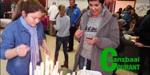 Mieke van Zyl (13) probeer haar bes om 'n klomp kerse dood te blaas.