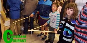 Henning Nowers (9) en Elzaan Boshoff (7) konsentreer om koeldrankbottels met â€˜n stok en lyn te â€œvangâ€.