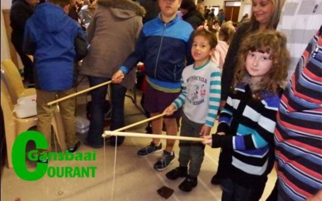 Henning Nowers (9) en Elzaan Boshoff (7) konsentreer om koeldrankbottels met â€˜n stok en lyn te â€œvangâ€.