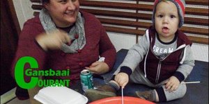 Klein Franko Claassen, baba-seuntjie van Cobus (Apteker) en Esti Claassen neem deel aan die pret om met meel te mors.