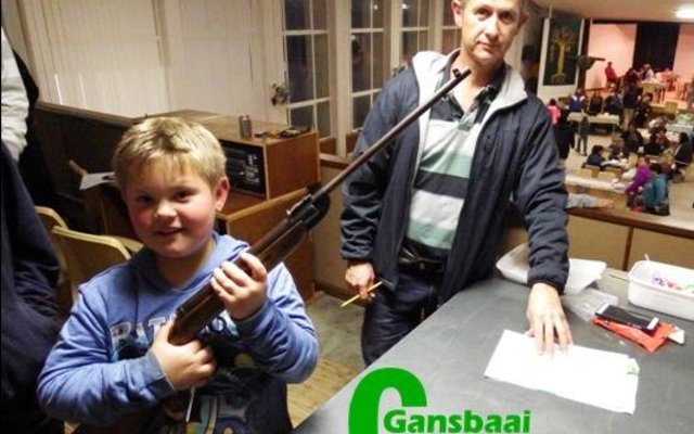 Janez Botha (8) wys hoe word â€˜n windbuks hanteer. 