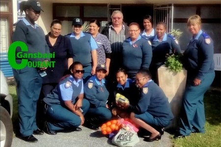 Verkeersdames op besoek aan Herberg-aan-See as deel van hul uitreikprogram. Voor vlnr Nicolette Kepkar, Christene Kholisile, Wynite Fourie en Noluthando Kedama. Agter vlnr Ncediswa Makhendlana, Suraya Kleinhans, Shaundre Oncker, Delia Prins, John van Rooyen, Alicia Arendse, Cristelle Fransman, Asandiswa Sigwili en Samantha van Vuuren.