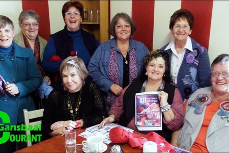 Die hekelgroep wat besluit het hekel is lankal nie meer net vir â€œOumasâ€ nie. Voor vlnr Rita, Alda (leier) en Dalene. Agter vlnr Anita, Suzette, Louisa, Emor en Kinnie.