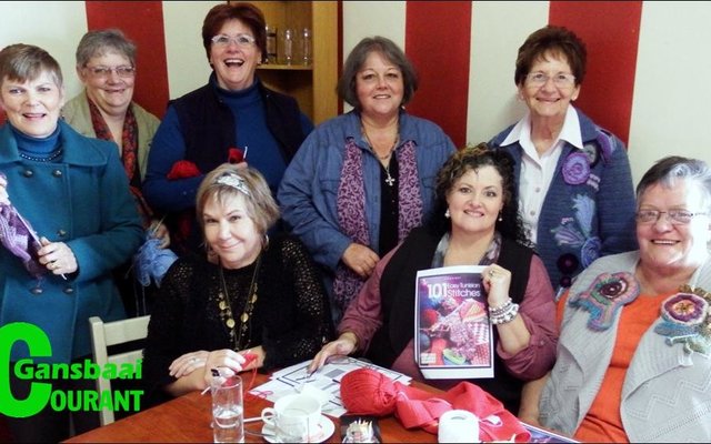 Die hekelgroep wat besluit het hekel is lankal nie meer net vir â€œOumasâ€ nie. Voor vlnr Rita, Alda (leier) en Dalene. Agter vlnr Anita, Suzette, Louisa, Emor en Kinnie.