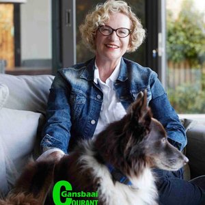 Irna van Zyl wat gereeld met haar honde wegglip see toe om te skryf.