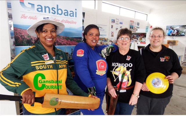 Gansbaai Toerisme se personeel het seker gemaak hulle word raakgesien op Lentedag. Vlnr Maureen Valentine, Phumza Khweyiya, Glenda Kitley (Bestuurder) en Doulene Els.