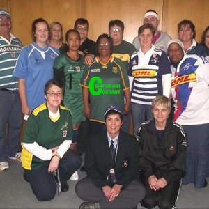 Gansbaai Munisipaliteit het loslitdrag vir Lentedag aangetrek en verversings geniet.  Voor vlnr  Zelna Botma, Delrone Dahl  en Annelie Lourens. Middel vlnr Marissa Radyn, Lavine Fisher, Dinah Harper, Junita Booker en Agnus Maphasa.  Agter vlnr Kat Myburgh (Areabestuurder),  Marzaan  Middleton,  Louise  Groenewald, Hantie Vermeulen, Philip Fourie, Madelein Swart en Annemien van der Merwe.