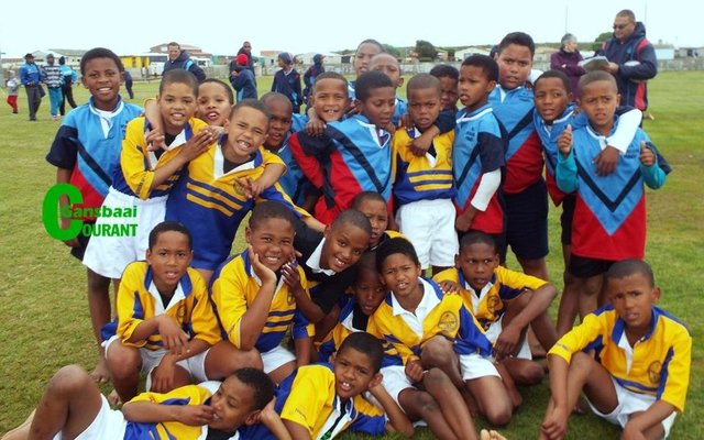 Altwee laerskole se o/9 rugbyspanne.