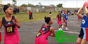 Die o/12 netbalspanne in aksie.