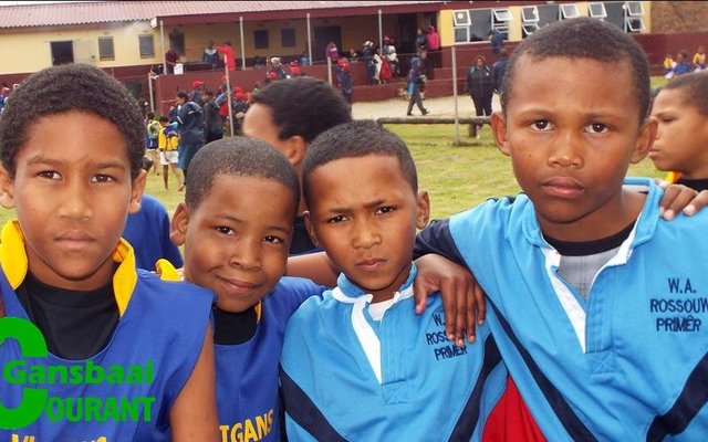 o/11â€™s met vasberade uitdrukkings op hul gesigte.