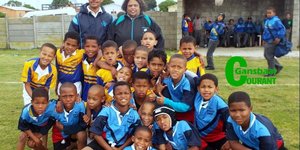 Die o/8 rugby-mannetjies kort voor hul wedstryd.