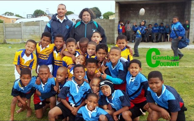 Die o/8 rugby-mannetjies kort voor hul wedstryd.