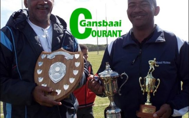 Links hou mnr Fielies (skoolhoof) van Laerskool WA Rossouw die Interskole skild vas wat hulle gewen het. Regs is mnr Tommy Volkwyn (skoolhoof) van Gansbaai PrimÃªr met die Geesbekers.