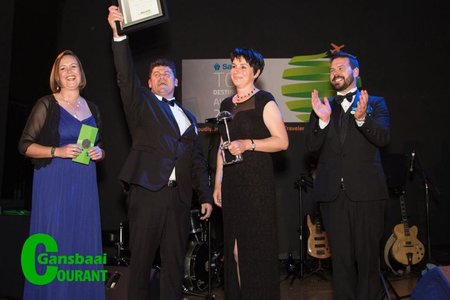 Tot Fourie hou die wensertifikaat  trots in die lug, nadat hulle vir â€˜n tweede keer as finale wenners aangewys is. Vlnr Anje Badenhorst, Tot en Isabel Fourie (eienaars) en Jonathan David Pepler (Jnr) van Discount Traveller.