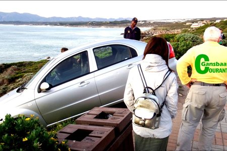 â€˜n Huurmotor wat byna in die see beland het, word by De Kelders terug gesleep straat toe.
