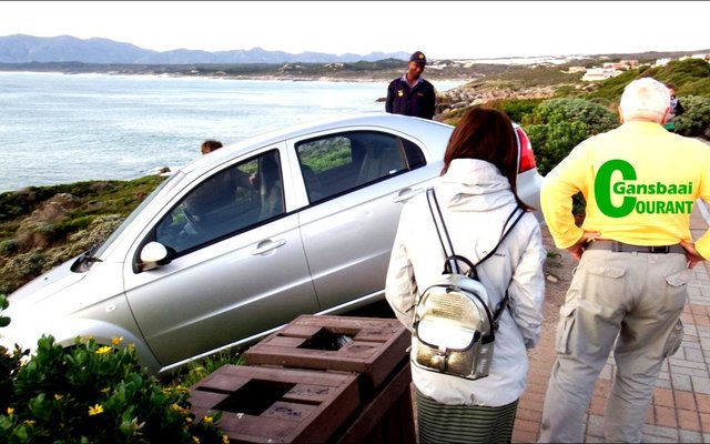 â€˜n Huurmotor wat byna in die see beland het, word by De Kelders terug gesleep straat toe.