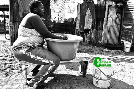  â€˜n Tipiese voorbeeld van straatfotografie deur Robert Johnson wat emosie en lewensomstandighede uitbeeld.