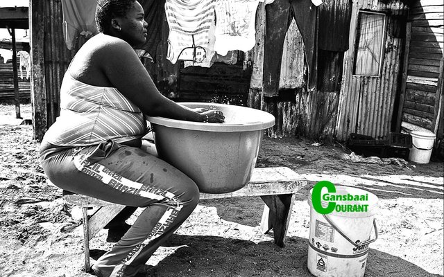  â€˜n Tipiese voorbeeld van straatfotografie deur Robert Johnson wat emosie en lewensomstandighede uitbeeld.