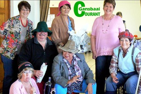 Vrolike Bietoubossers en Herberg-aan-See lede, wat soos boemelaars aangetrek het as deel van diÃ© vroueklub se tema â€œSwaarkry met lekkerkry klaarkryâ€. Voor vlnr Marlene van Rooyen, Neolene Kleyn en Moira le Roux.   Middel is HaS se Bestuurder, John van Rooyen en agter vlnr Marie de Jager, Anita van Dyk en Aletta Lochner.