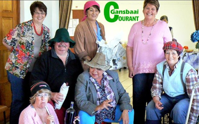 Vrolike Bietoubossers en Herberg-aan-See lede, wat soos boemelaars aangetrek het as deel van diÃ© vroueklub se tema â€œSwaarkry met lekkerkry klaarkryâ€. Voor vlnr Marlene van Rooyen, Neolene Kleyn en Moira le Roux.   Middel is HaS se Bestuurder, John van Rooyen en agter vlnr Marie de Jager, Anita van Dyk en Aletta Lochner.