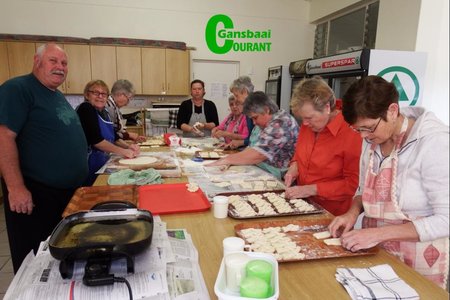 Die koeksistergroep is hier besig met die bak van sowat honderd dosyn crispy koeksisters vir HaS se basaar 1 Oktober 2016.