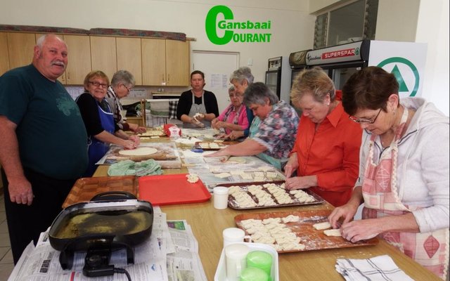 Die koeksistergroep is hier besig met die bak van sowat honderd dosyn crispy koeksisters vir HaS se basaar 1 Oktober 2016.