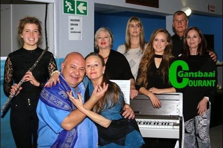 Marjaan van Tonder en Lynette van Wyk (voor) het die Sondagmiddag konsert geÃ¯nisieer. Van links staan Micaela Loubser, Bea Whittaker, Denise Olivier, Cassia Mildner, Dirk en Eva Buchner.
