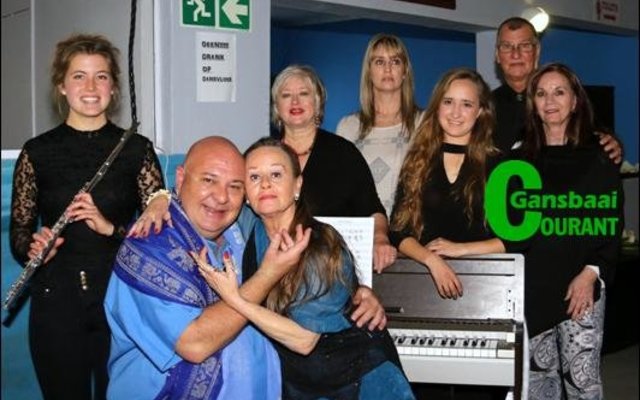 Marjaan van Tonder en Lynette van Wyk (voor) het die Sondagmiddag konsert geÃ¯nisieer. Van links staan Micaela Loubser, Bea Whittaker, Denise Olivier, Cassia Mildner, Dirk en Eva Buchner.