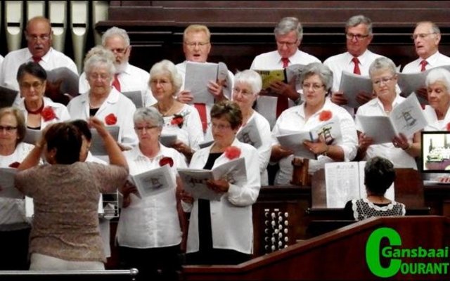 Gansbaai se NG Kerkkoor tydens hul optrede by die Ringskoorfees in Riviersonderend. Voor vlnr Jack White (trompet), Aletta Lochner (koorleier) en Anneline Reinke (begeleier) agter die klavier.