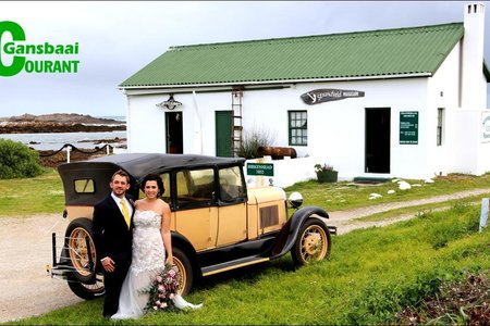  â€˜n Bruid laat haar nie stuit deur motreÃ«n, wind of koue nie.  Gansbaai Courant het die pasgetroude Kilpert-egpaar Saterdag by die Strandveld Museum raakgeloop, kort na hul huweliksbevestiging in die NG-kerk. Die bruid, Marinette, is â€˜n oud-Gansbaaier en die dogter van Hannes en Susan Cilliers.  Sy is â€˜n primÃªre skool onderwyseres in Durbanville en Ludwig werk in die buiteland.  Die onthaal is by  Strandskloof Karavaanpark gehou.