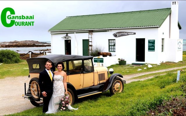  â€˜n Bruid laat haar nie stuit deur motreÃ«n, wind of koue nie.  Gansbaai Courant het die pasgetroude Kilpert-egpaar Saterdag by die Strandveld Museum raakgeloop, kort na hul huweliksbevestiging in die NG-kerk. Die bruid, Marinette, is â€˜n oud-Gansbaaier en die dogter van Hannes en Susan Cilliers.  Sy is â€˜n primÃªre skool onderwyseres in Durbanville en Ludwig werk in die buiteland.  Die onthaal is by  Strandskloof Karavaanpark gehou.