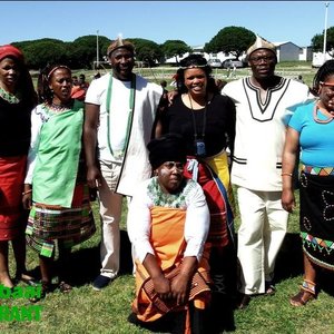 Kleurvolle tradisionele drag het luister aan  die Erfenisdagvieringe verleen by Masakhane PrimÃªre Skool.