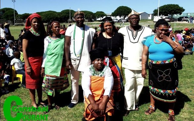 Kleurvolle tradisionele drag het luister aan  die Erfenisdagvieringe verleen by Masakhane PrimÃªre Skool.